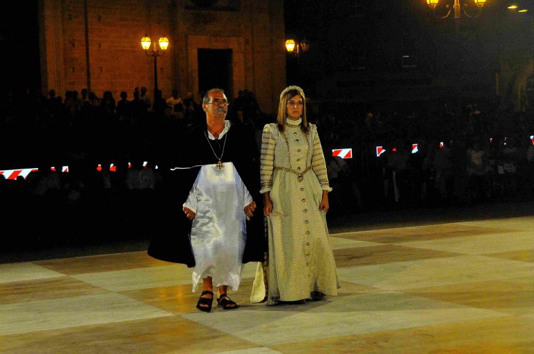 Partita a scacchi viventi in costumi medioevali, Cutro (KR), Calabria, fotografo: Comune di Cutro, archivio ICPI
