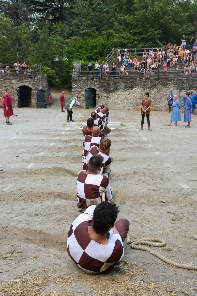 I tiratori del dei Cappuccini impegnati nella gara del tiro alla fune - Torneo storico dei borghi di Susa, Susa (TO), Piemonte, fotografo: Paolo Borea, archivio ICPI